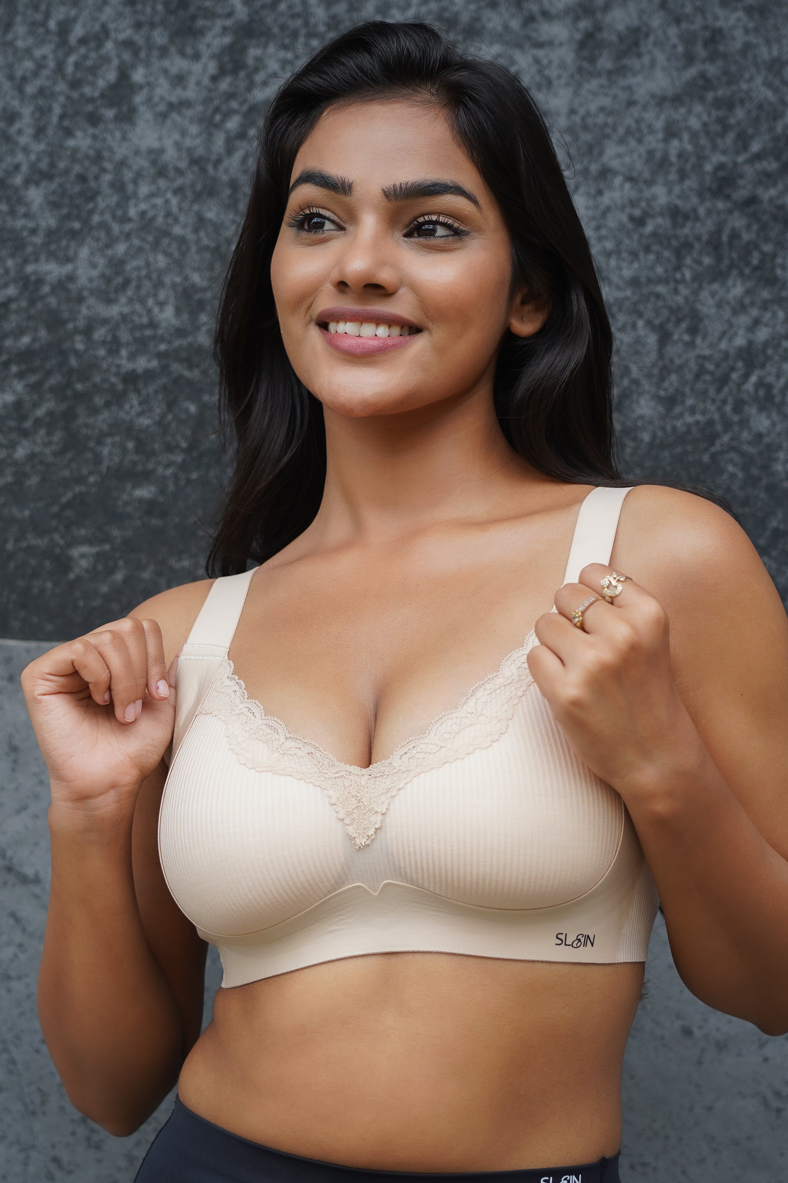 Full Coverage Laced Support Bra