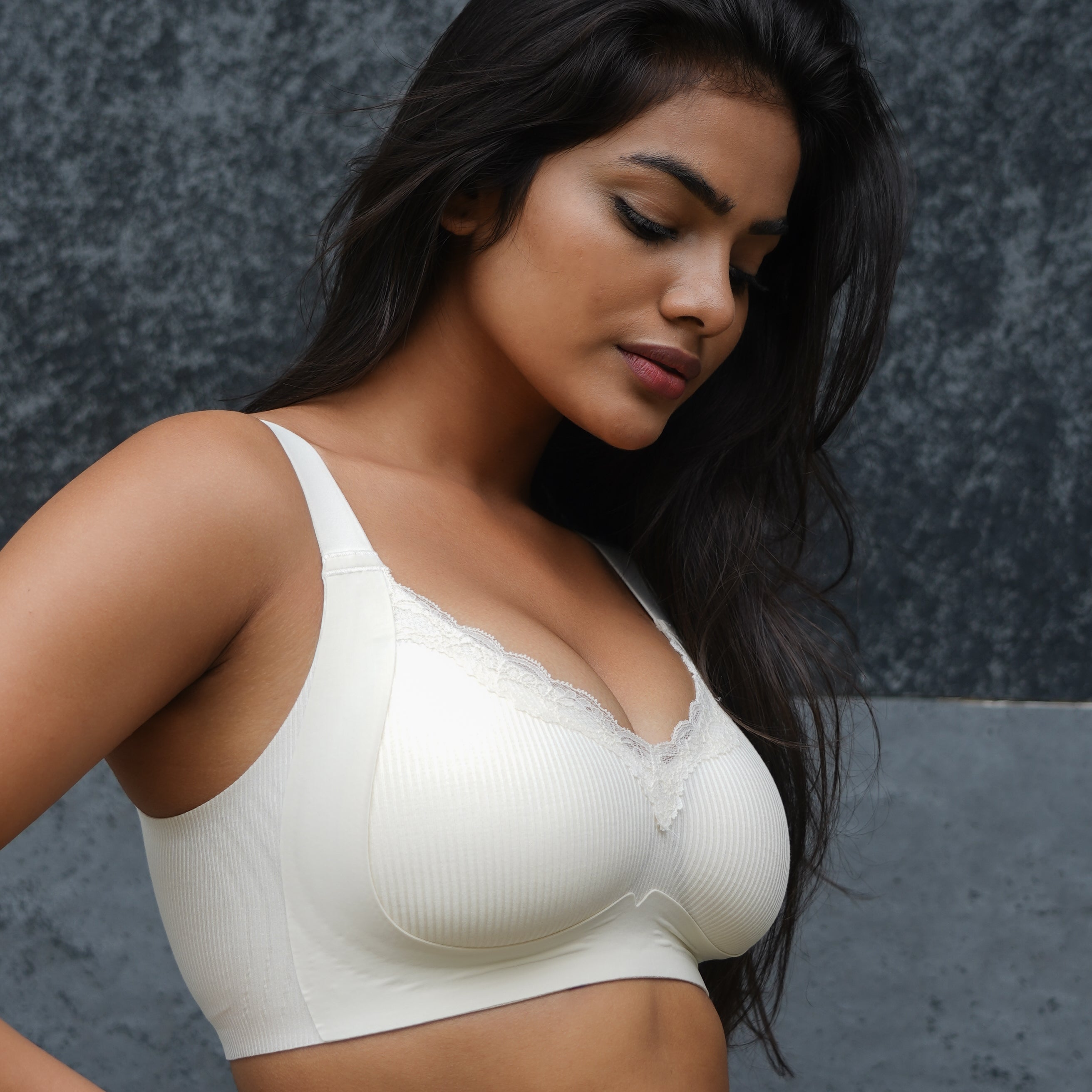 Full Coverage Laced Support Bra