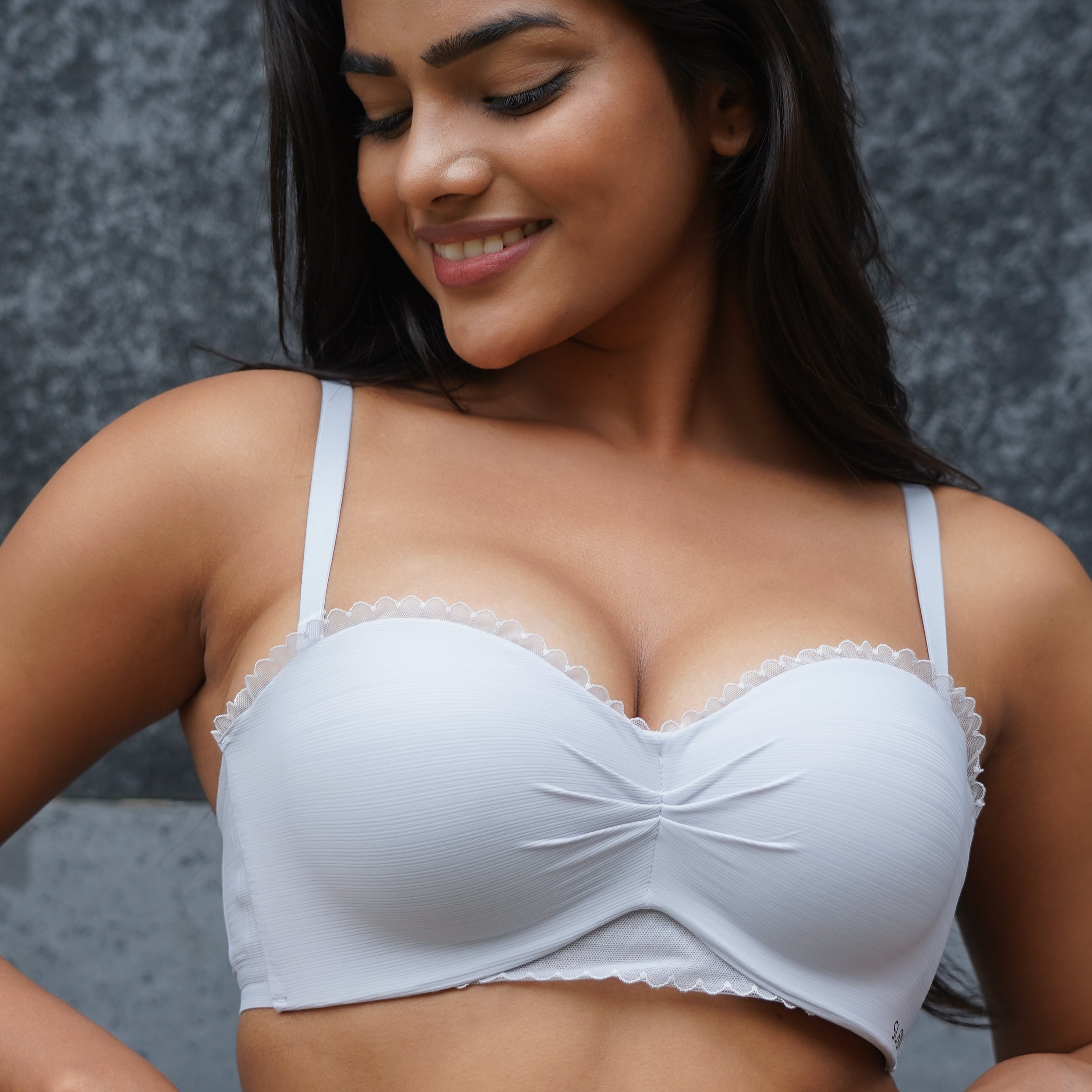 Bandeau-Style Wireless Bra With Scalloped Trim