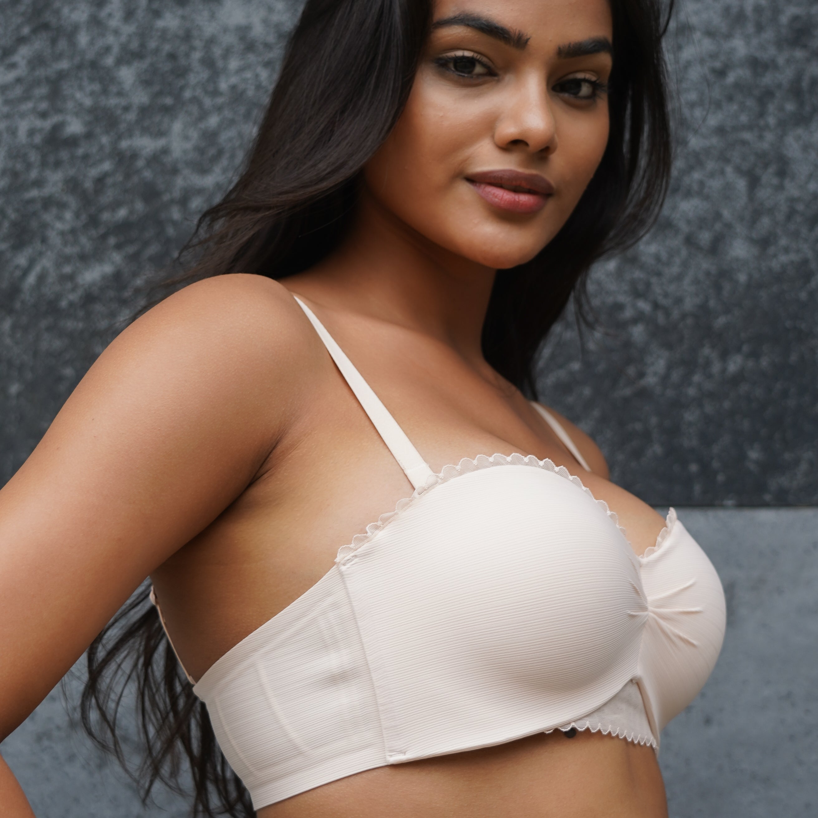 Bandeau-Style Wireless Bra With Scalloped Trim