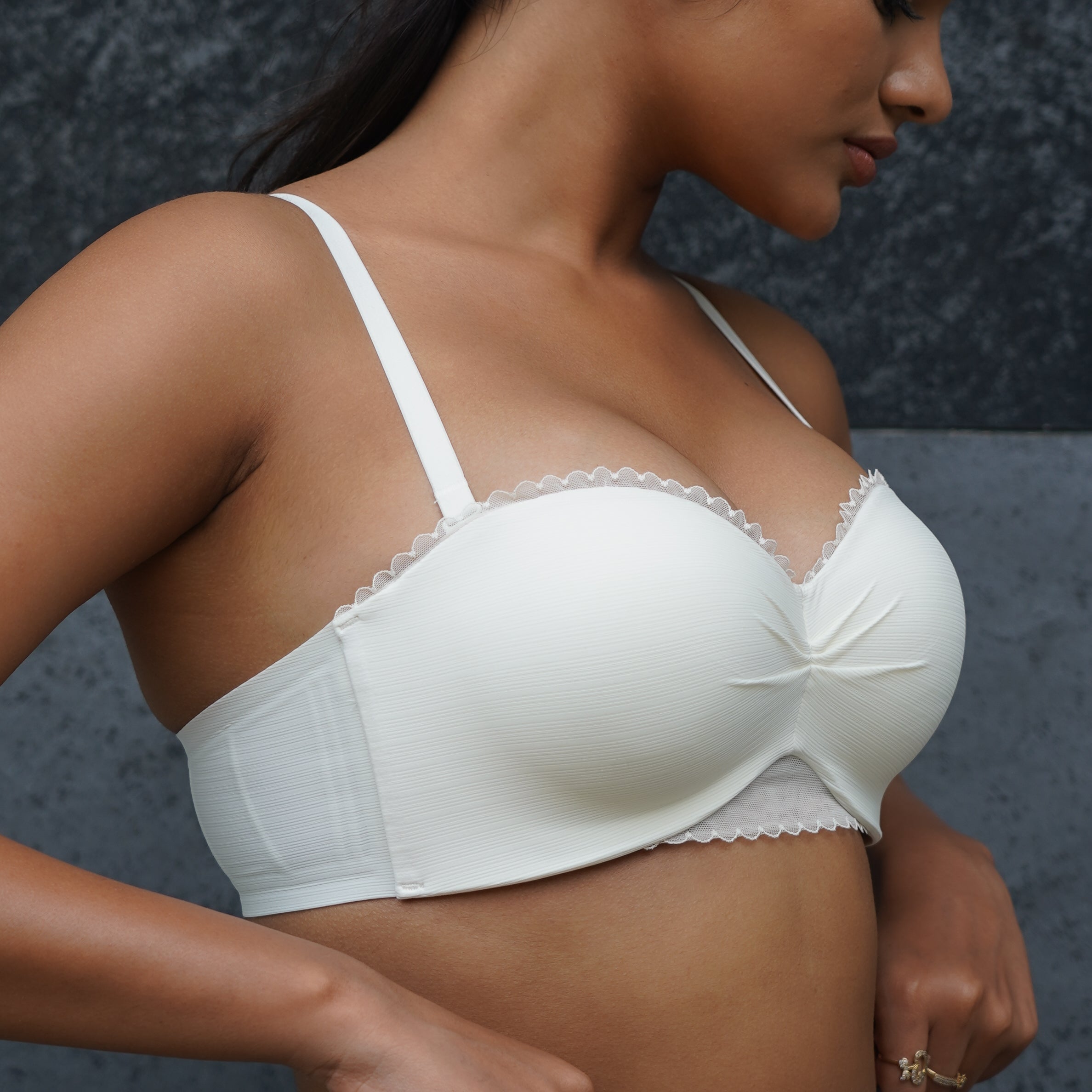 Bandeau-Style Wireless Bra With Scalloped Trim